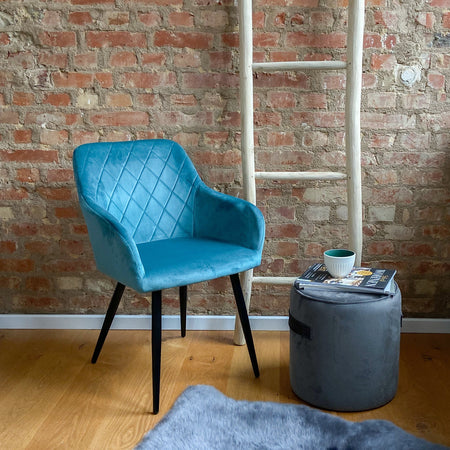 Stuhl | Samt-Armlehnstuhl | Nora in Blau mit Metallbeinen -  von LIVING online kaufen bei LIVINGforme.