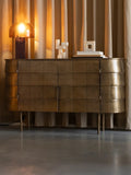 Hanna Sideboard Gold im Raum