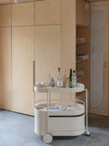 Wim Servierwagen Beige im Raum