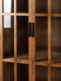 Yaz Vitrine Braun, Detail