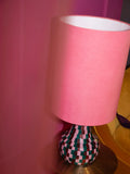 Don't Be Afraid of Colour Tischleuchte Rosa im Raum