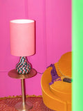Don't Be Afraid of Colour Tischleuchte Rosa im Raum