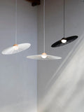 Belle Pendelleuchte in Beige im Raum