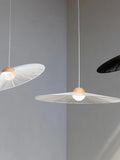 Belle Pendelleuchte in Beige im Raum