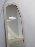 Belle Pendelleuchte in Beige im Raum