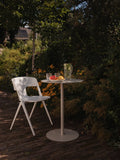 Horizon Gartenstuhl in Off-White im Raum