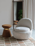 Pin Pouf Braun/Gold im Raum