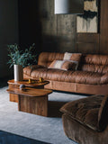Douglas 3-Sitzer Sofa Leder in Cognac im Raum