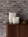 Edna Vase in Beige im Raum