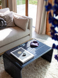 Tiles Couchtisch in Blau im Raum