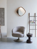 Renate Loungesessel in Beige im Raum