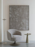 Renate Loungesessel in Beige im Raum