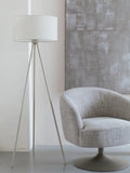 Susie Stehleuchte Beige im Raum