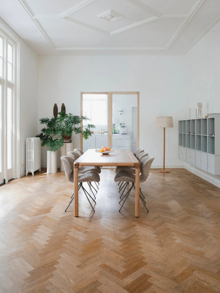 Elton Stehleuchte Beige im Raum