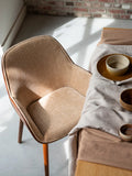 Taylor Armlehnstuhl in Beige im Raum