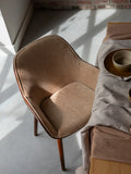 Taylor Armlehnstuhl in Beige im Raum