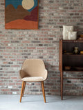Taylor Armlehnstuhl in Beige im Raum