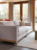 Blossom Sofa in Sand/Eiche im Raum