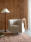 Flower Loungesessel in Beige im Raum