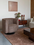 Flower Loungesessel in Braun im Raum