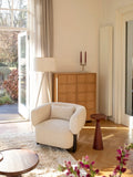 Tripod Stehleuchte in Beige im Raum