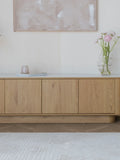 Staple Hocker in Braun/Beige im Raum