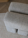 Staple Hocker in Braun/Beige im Raum
