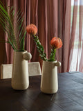 Dot Vase M in Beige im Raum