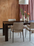 Dot Vase M in Beige im Raum