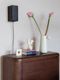 Dot Vase M in Beige im Raum