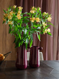 Dot Vase M in Bordeaux im Raum
