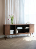 Barbier Sideboard in Walnuss im Raum