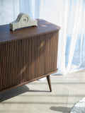 Barbier Sideboard in Walnuss im Raum