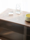 Rise Sideboard in Walnuss im Raum