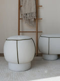 Marina Pouf in Weiß im Raum