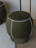 Marina Pouf in Grün im Raum