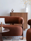 Robyn 2-Sitzer Sofa Braun im Raum