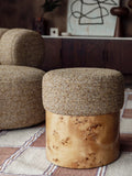 Burlin Hocker in Braun im Raum