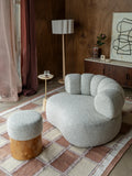 Duvane Loungesessel in Beige im Raum