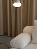 Bumble Stehleuchte in Beige im Raum