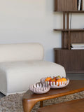 Bumble Stehleuchte in Beige im Raum
