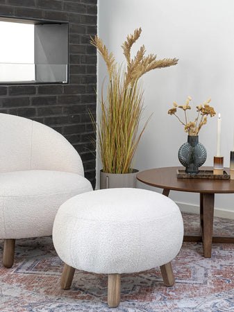 Savona Fußhocker Kunstfell, weiß, Beine in Nussbaum-Optik Hocker Living Nordic