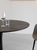 Raku Esstisch Ø 110 cm in Braun/Schwarz im Raum