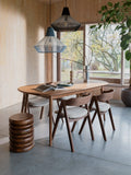Twist Esstisch oval ausziehbar 185/240 × 90 cm in Walnuss im Raum