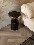 Glam Beistelltisch in Schwarz/Gold im Raum