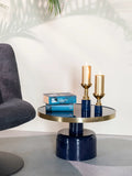 Glam Couchtisch in Blau/Gold im Raum