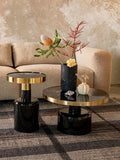 Glam Couchtisch in Schwarz/Gold im Raum