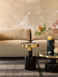 Glam Couchtisch in Schwarz/Gold im Raum