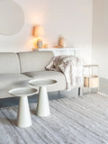 Ringar Beistelltisch in Off-White im Raum