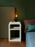 Veda Nachttisch Marmor Beige im Raum